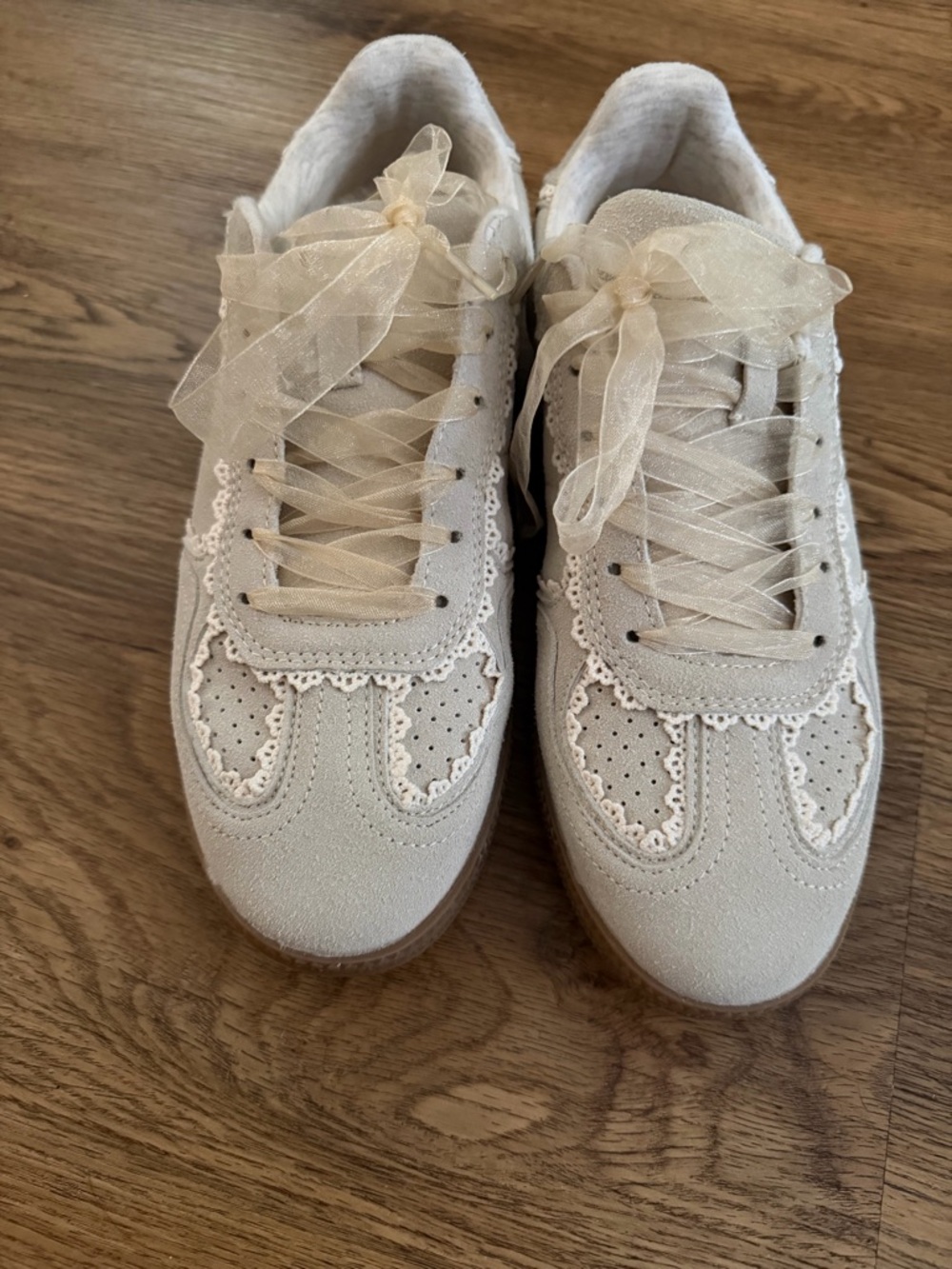 Cushionaire lace sneaker. Cream. Never worn. Size 8.